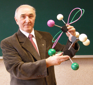 Prof dr hab. Grzegorz Mlostoń, trzymający w ręku model cząsteczki