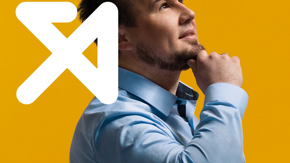 Ciekawość. Mężczyzna na żółtym tle