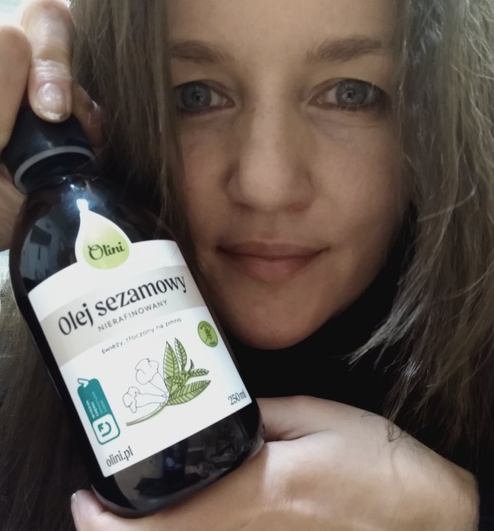 kobieta z buteleczką oleju