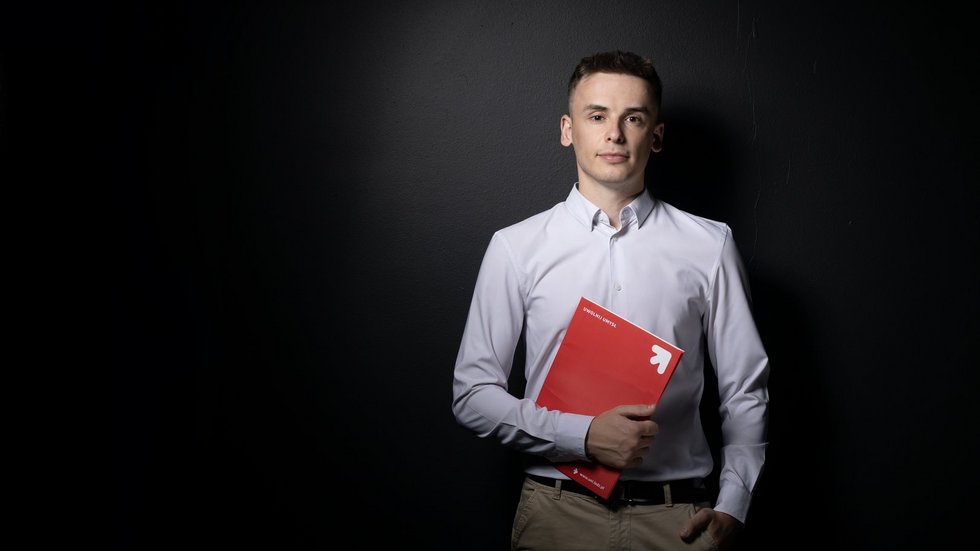 Chłopak z białej koszuli z teczka na dokumenty na czarnym tle