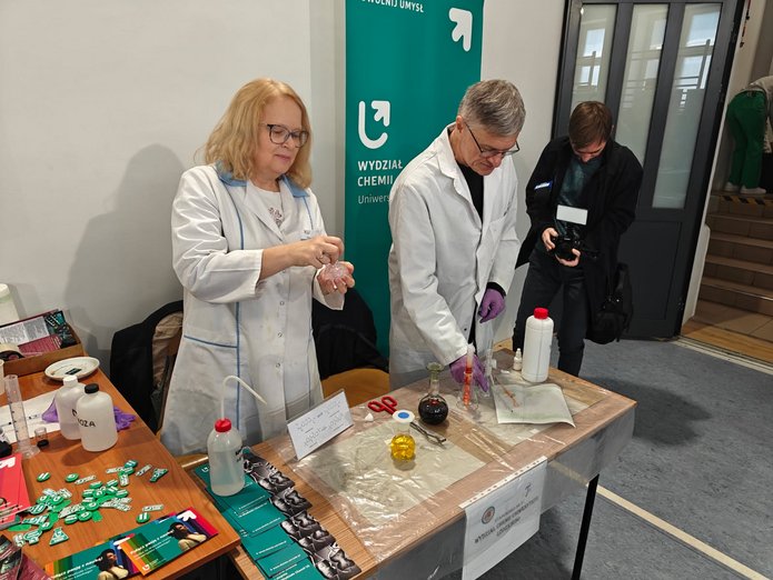 Dr Paweł Urbaniak i Dr Katarzyna Urbaniak w trakcie pokazów