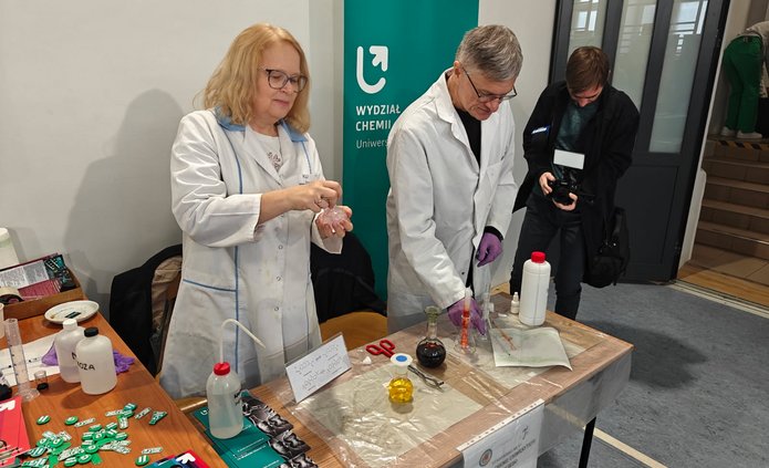 Dr Paweł Urbaniak i Dr Katarzyna Urbaniak w trakcie pokazów