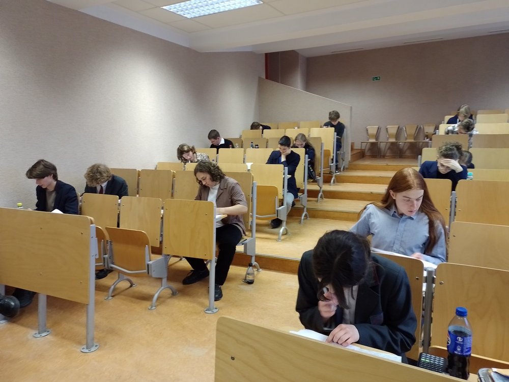 Uczestnicy olimpiady na auli