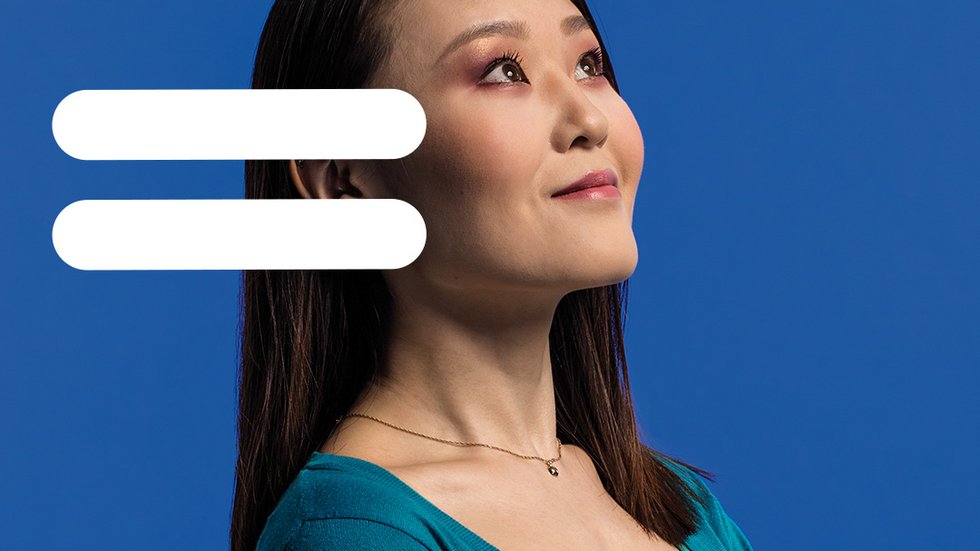 Szacunek. Kobieta na niebieskim tle.