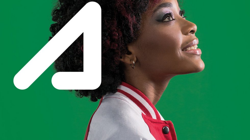 Zaangazowanie. Kobieta na zielonym tle