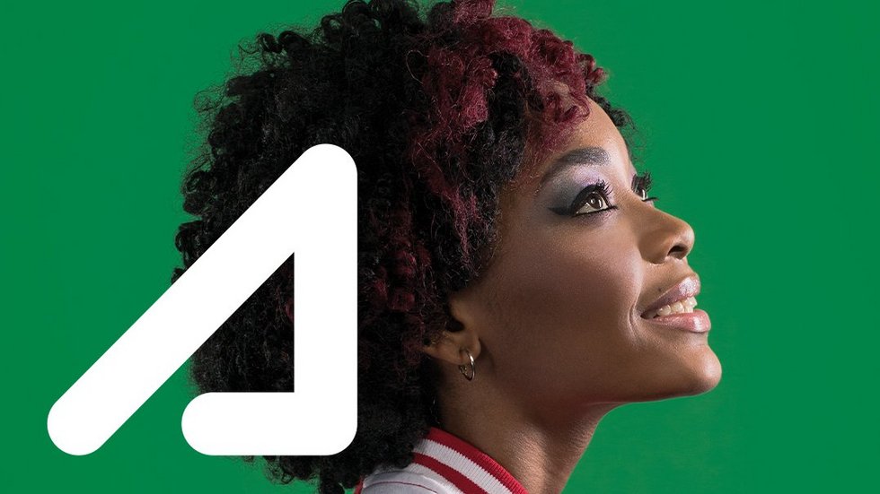 Zaangazowanie. Kobieta na zielonym tle