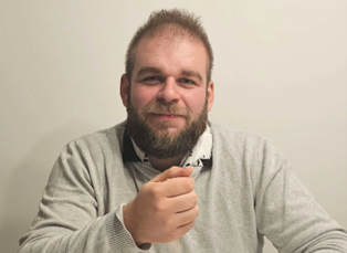 mężczyzna przesypujący sezam