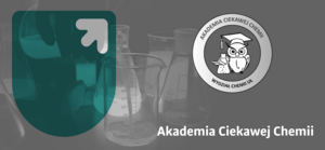 Zdjęcie w tle – kolby i logo Akademii (sowa)