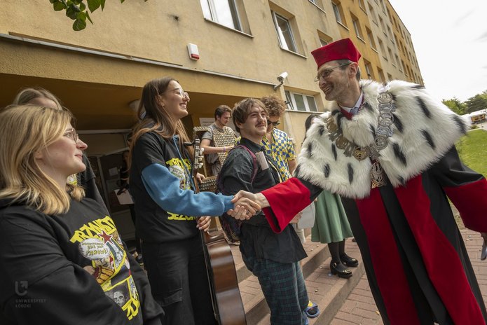 rektor i studenci UŁ podczas juwenaliów