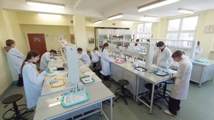 Uczestnicy olimpiady w laboratorium