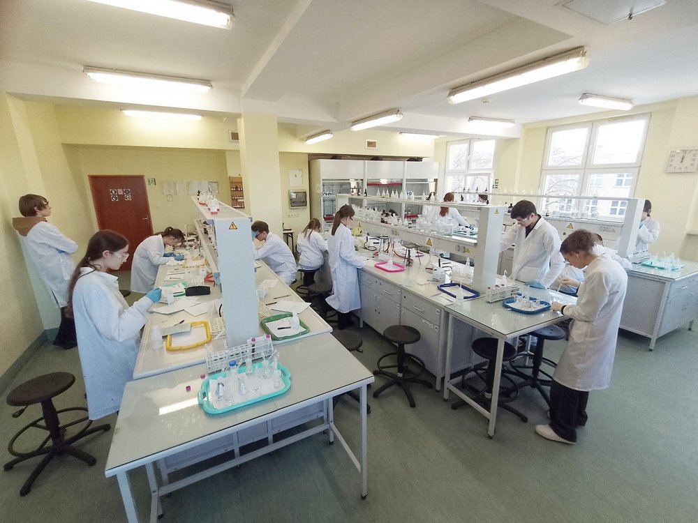 Uczestnicy olimpiady w laboratorium