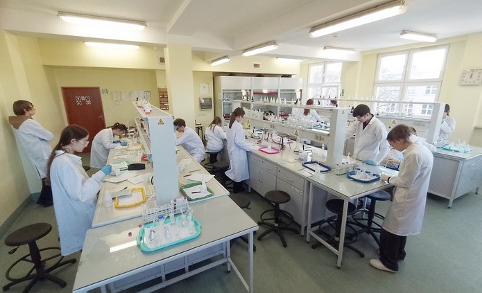 Uczestnicy olimpiady w laboratorium