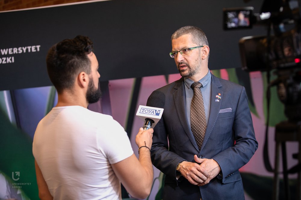 dr hab. Andrzej Kompa, prof. UŁ (FilHist) podczas rozmowy z dziennikarzem