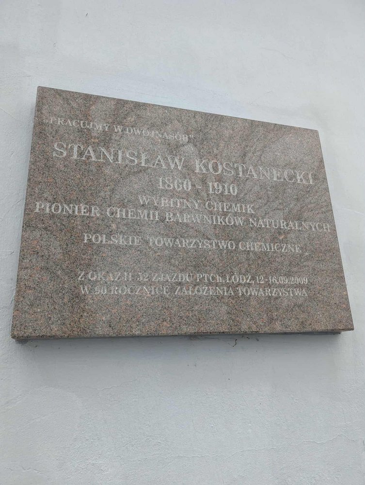 Pamiatkowa tablica   na ścianie kaplicy Rodziny Kostaneckich 