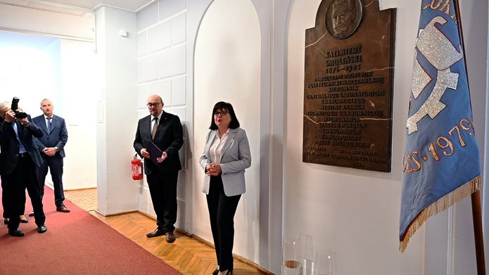 Prof. Sławomita Skrzypek przy tablicy pamiątkowej