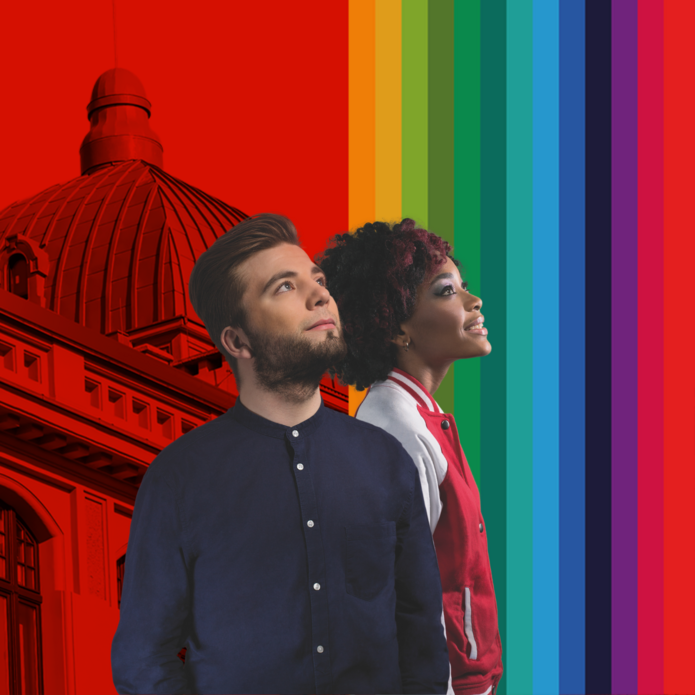 Młody mężczyzna i kobieta patrzą w górę, w tle kolorowe pionowe pasy z z grafiką przedstawiającą fragmenty budynku Rektoratu