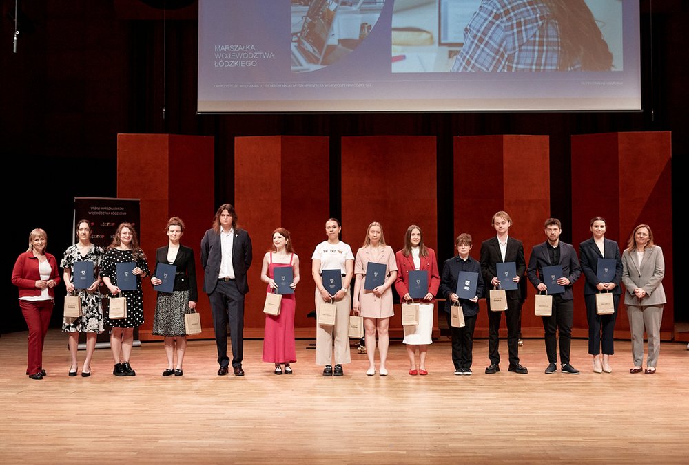 Wręczenie nagród – laureaci na scenie