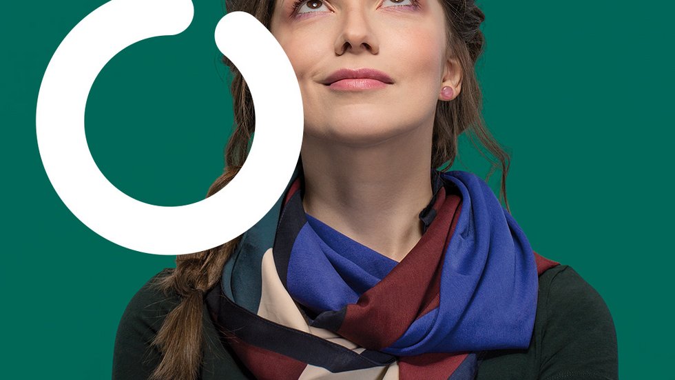 Współpraca. Kobieta na zielonym tle