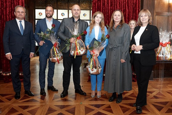 Absolwentka wraz z promotorem i innymi osobami