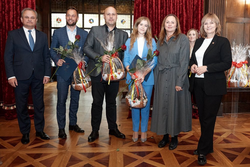 Absolwentka wraz z promotorem i innymi osobami