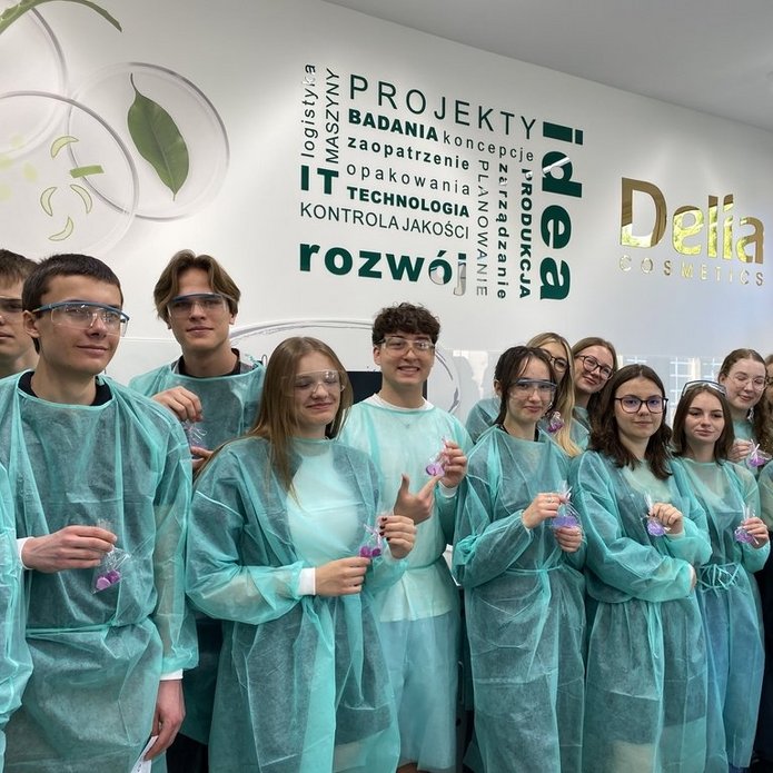 grupa młodych ludzi w ochronnych fartuchach w laboratorium chemicznym 